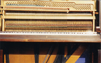 picture of a streightstrung piano